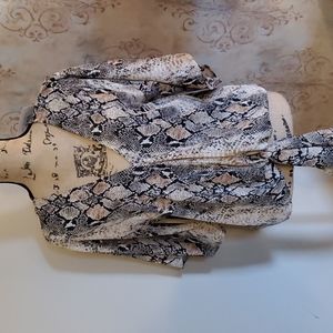 ee:some Snake print v-neck top